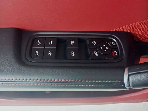 Certified 2022 Porsche Cayenne Platinum Edition image 8