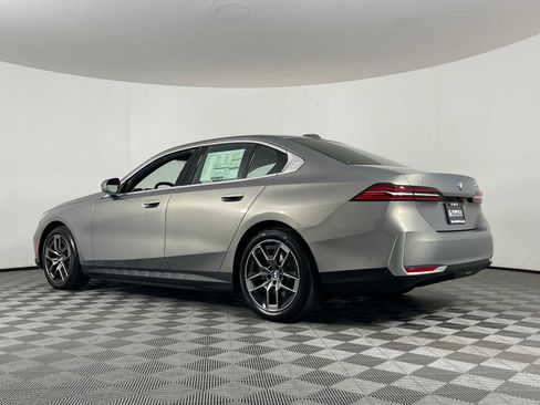 New 2026 BMW i5 eDrive40 image 8