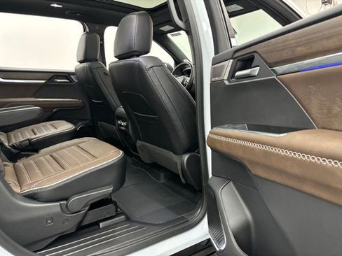 New 2026 GMC Acadia Denali Ultimate w/ LPO, Floor Liner Package AWD/4WD image 40