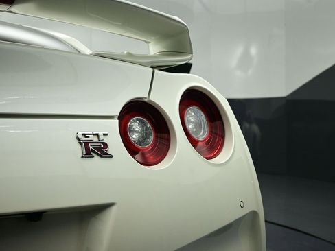 Used 2018 Nissan GT-R Premium w/ Premium Interior Package image 27