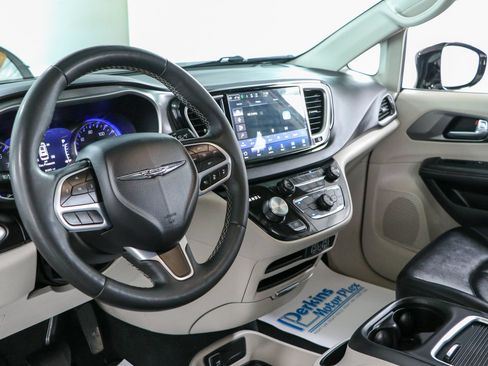 Used 2024 Chrysler Pacifica Touring-L FWD image 22