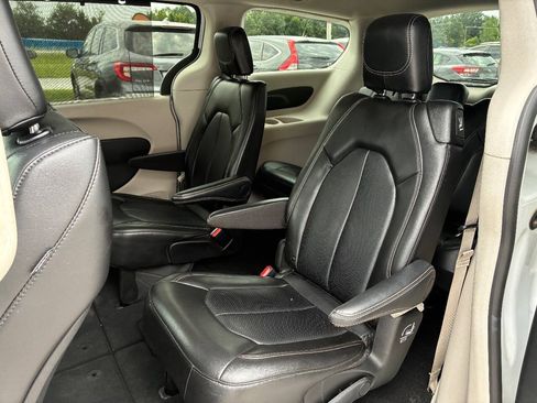 Used 2024 Chrysler Pacifica Touring-L FWD image 22