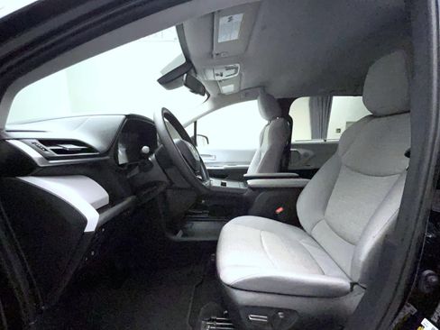 Used 2026 Toyota Sienna LE FWD image 10