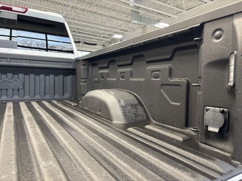 Used 2024 Chevrolet Silverado 2500 High Country image 12