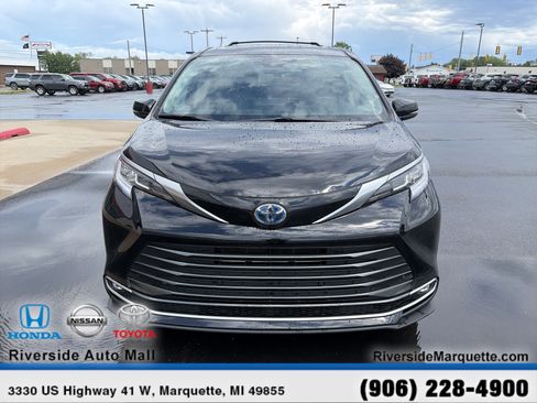 Used 2024 Toyota Sienna Limited AWD/4WD image 2