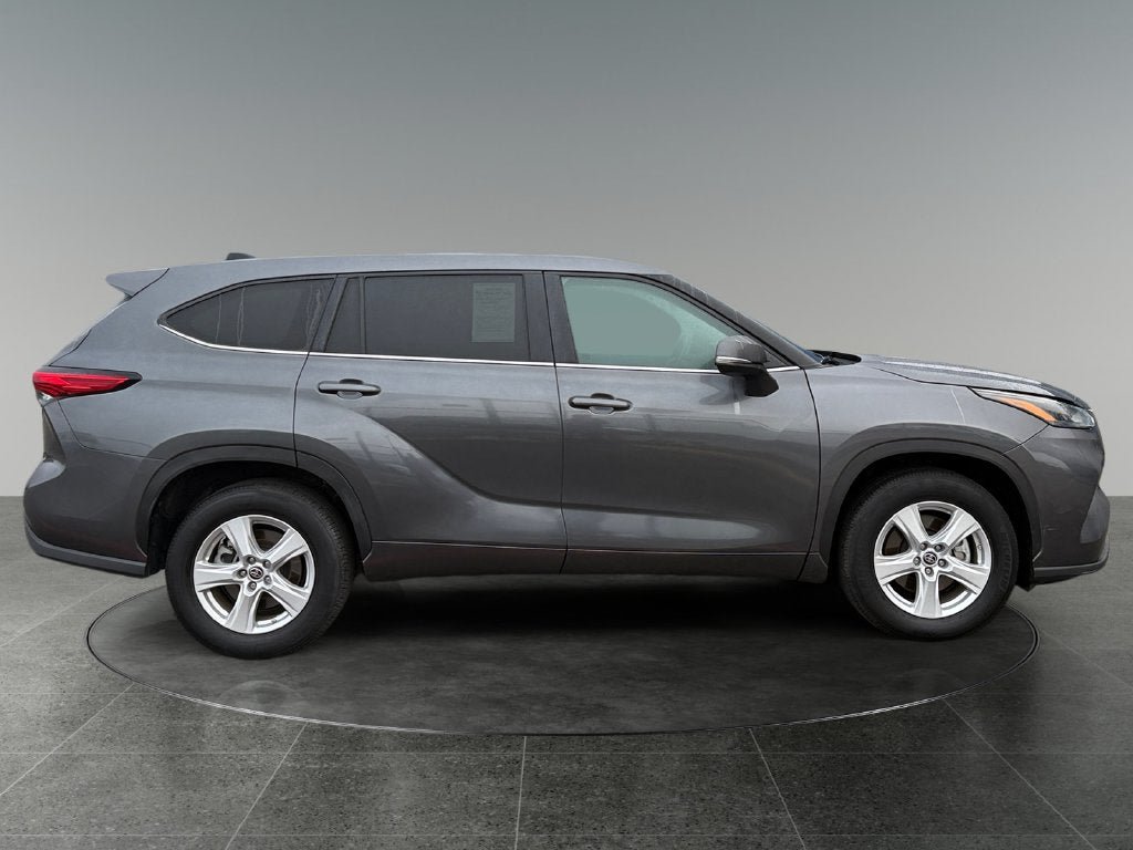 Used 2023 Toyota Highlander LE FWD image 10