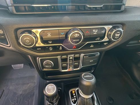 Used 2024 Jeep Gladiator Sport image 31