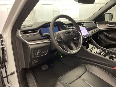 New 2025 Jeep Grand Cherokee Limited w/ Black Appearance Package image 14