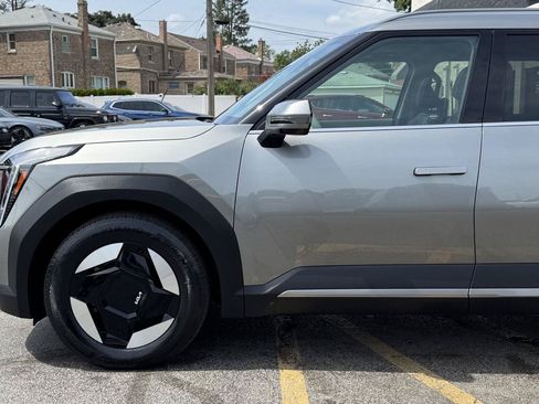 Used 2024 Kia EV9 Wind AWD/4WD image 2