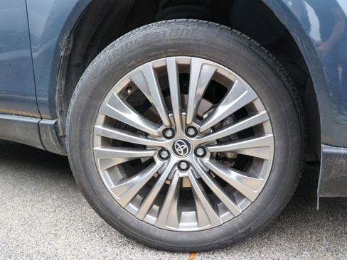 Used 2024 Toyota Venza XLE AWD/4WD image 12