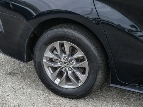 Used 2025 Toyota Sienna LE FWD image 11