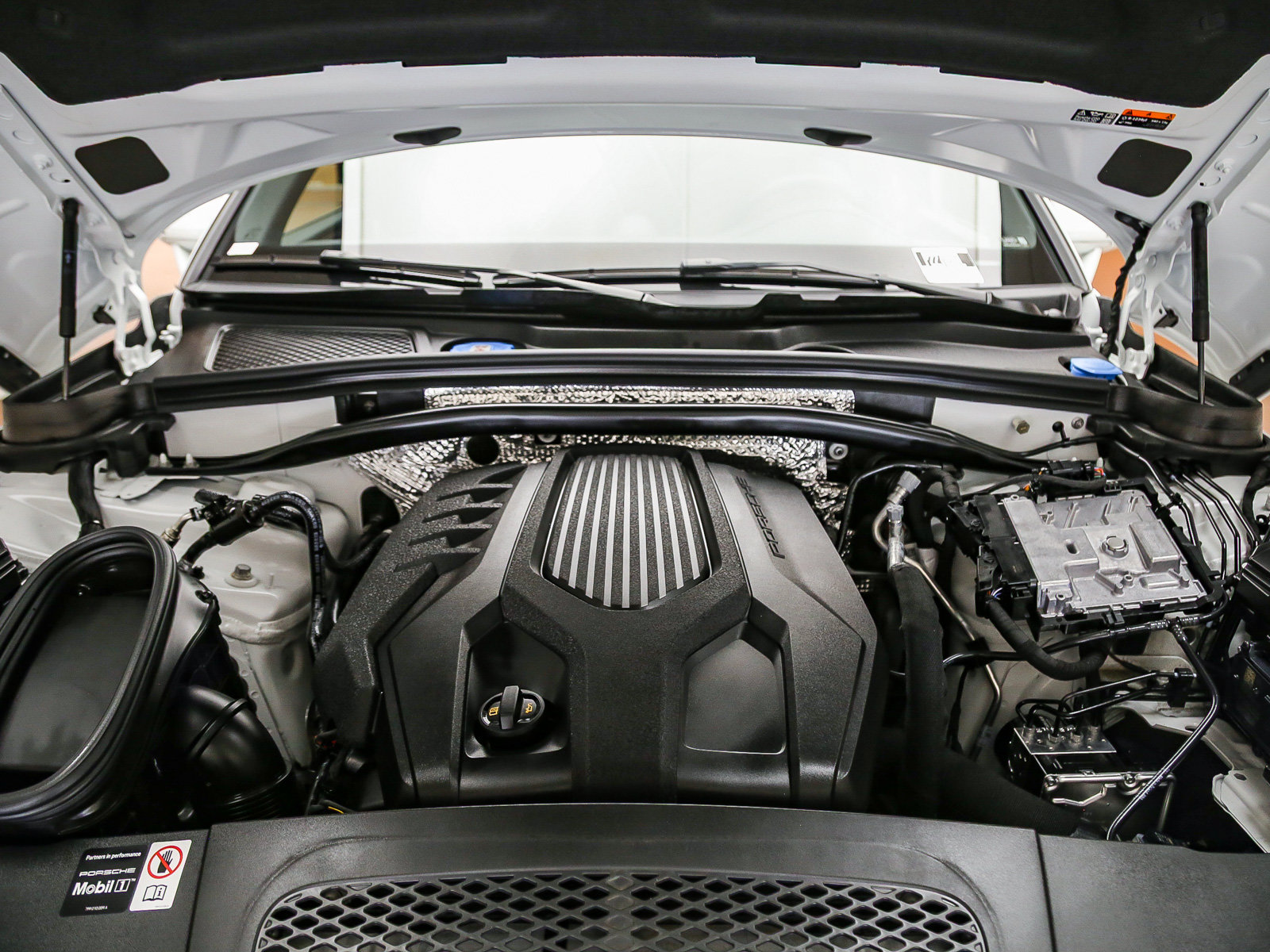 Certified 2026 Porsche Macan AWD/4WD image 32