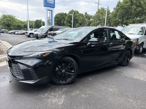 Used 2025 Toyota Camry SE FWD image 5