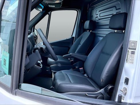 Used 2025 Mercedes-Benz Sprinter 2500 image 8