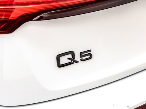 Used 2024 Audi Q5 e Prestige w/ Prestige Package image 10