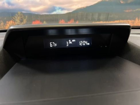 Used 2018 Subaru Crosstrek 2.0i Premium w/ Eyesight System image 32