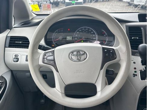 Used 2014 Toyota Sienna LE image 16