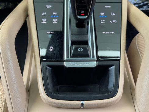 Used 2022 Porsche Cayenne AWD/4WD image 33