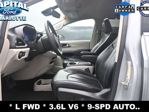 Used 2023 Chrysler Pacifica Touring-L FWD image 9
