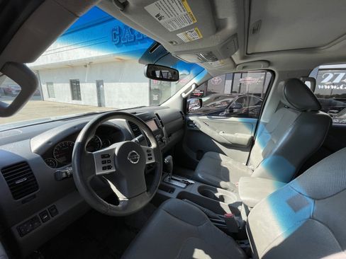 Used 2013 Nissan Frontier SL w/ Moonroof Pkg image 9