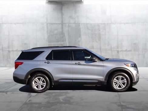 Used 2021 Ford Explorer XLT w/ Equipment Group 202A image 5