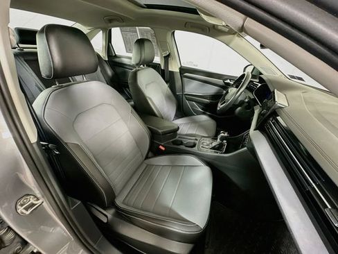 Certified 2025 Volkswagen Jetta SE w/ Sunroof Package FWD image 28