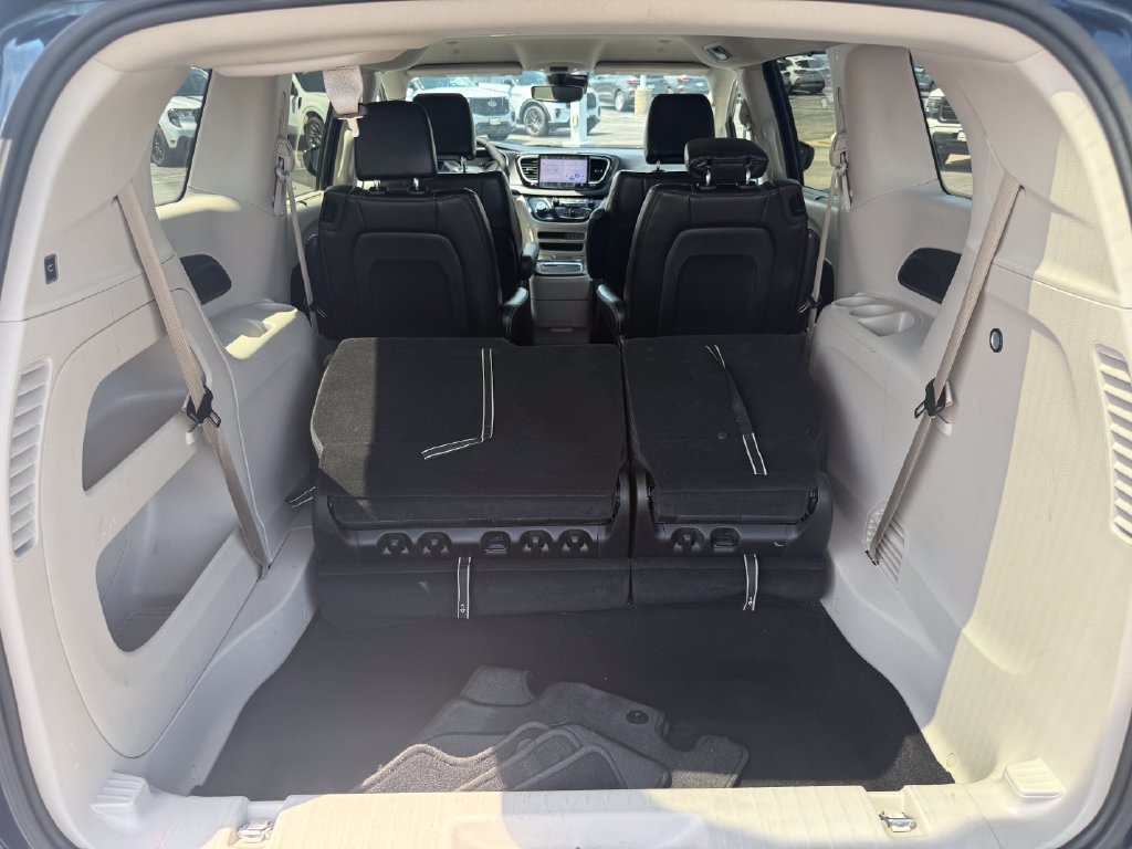 Used 2024 Chrysler Pacifica Touring-L FWD image 11