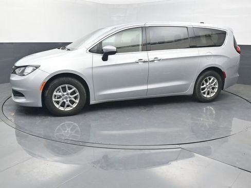 Used 2023 Chrysler Voyager LX FWD image 2