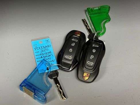 Used 2025 Porsche Macan 4 Electric AWD/4WD image 10