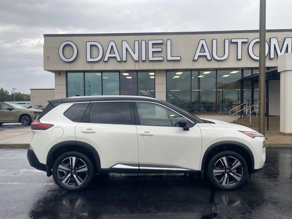 Used 2023 Nissan Rogue SL AWD/4WD image 2