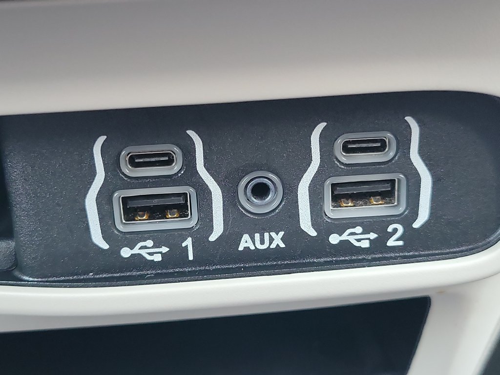 Used 2023 Chrysler Pacifica Touring-L FWD image 33