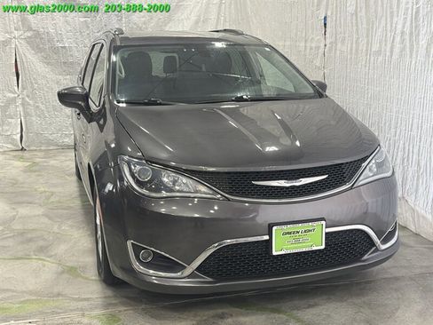 Used 2019 Chrysler Pacifica Touring-L image 28