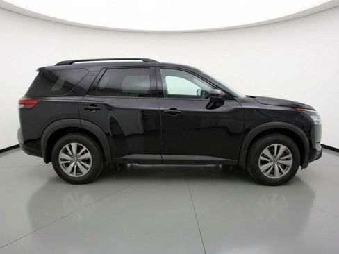 Used 2025 Nissan Pathfinder SV image 11