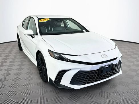 Used 2025 Toyota Camry SE FWD image 2