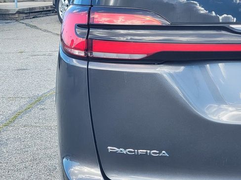 Certified 2021 Chrysler Pacifica Touring-L image 8