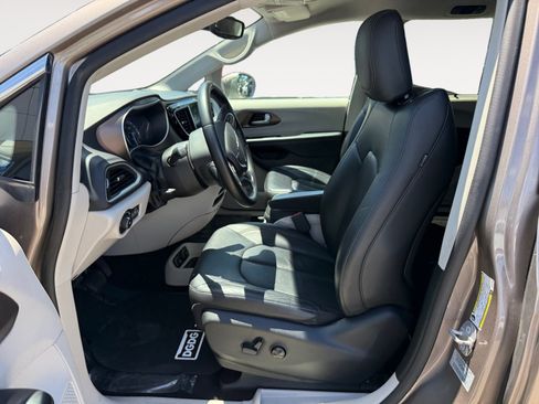 Used 2017 Chrysler Pacifica Touring-L FWD image 10