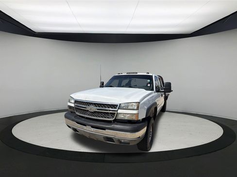 Used 2005 Chevrolet Silverado 3500 LS w/ Heavy-Duty Power Package AWD/4WD image 3