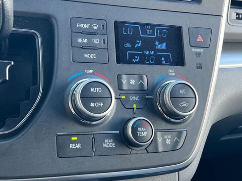 Used 2017 Toyota Sienna LE image 23