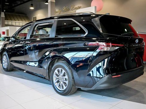 Used 2023 Toyota Sienna XLE image 7