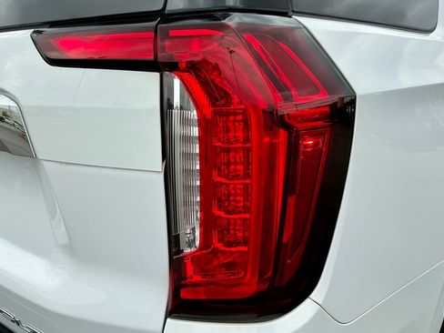Used 2023 GMC Yukon SLT AWD/4WD image 16