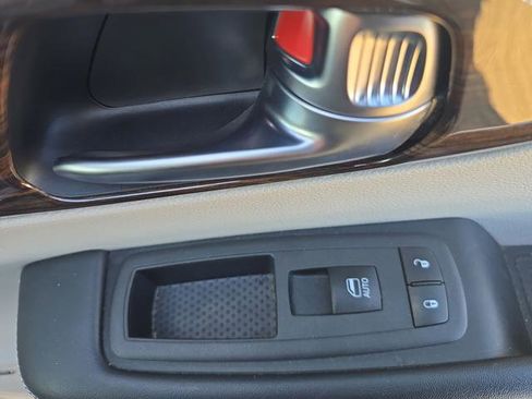 Used 2022 Chrysler Pacifica Limited w/ Uconnect Theater Family Group image 38