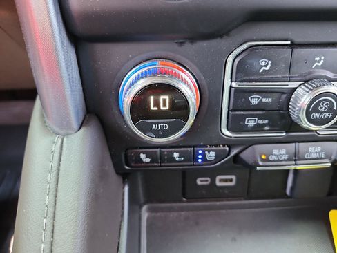 Certified 2024 GMC Yukon SLT w/ SLT Premium Package AWD/4WD image 21