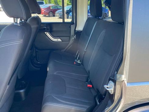 Used 2018 Jeep Wrangler Unlimited Sahara w/ Dual Top Group AWD/4WD image 8