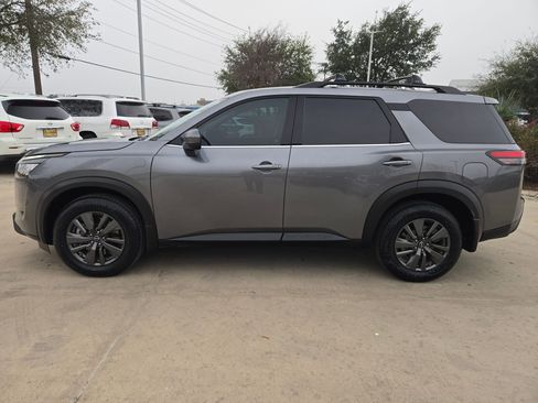 Used 2023 Nissan Pathfinder SV image 4