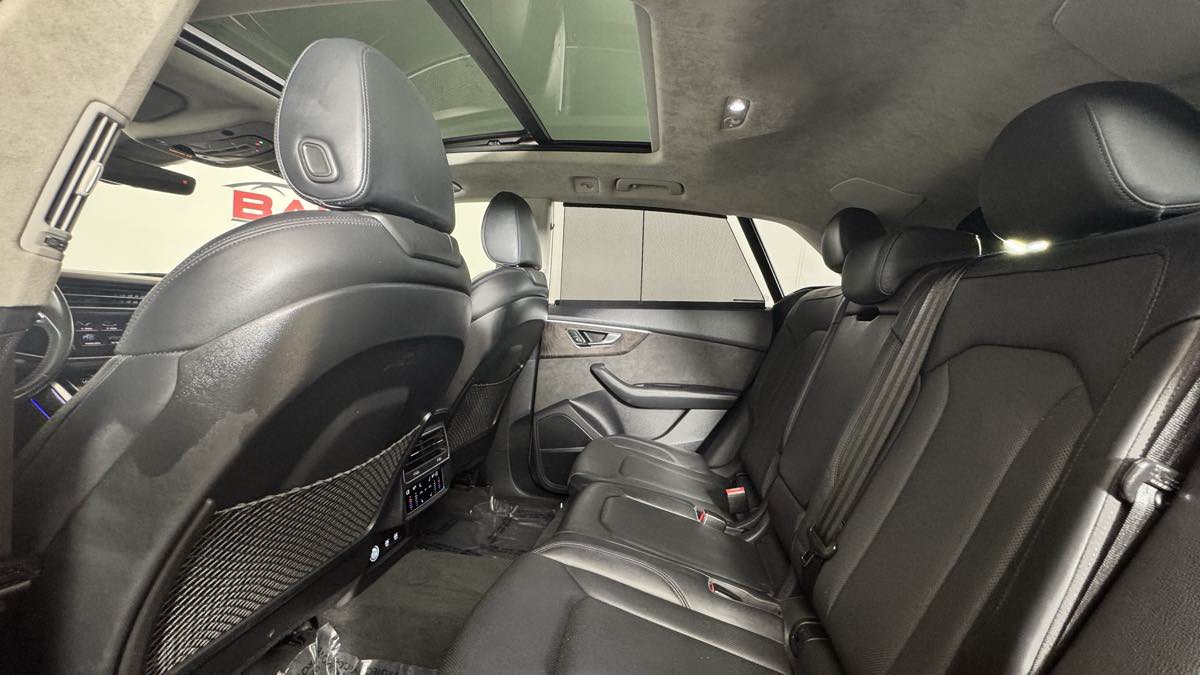 Used 2019 Audi Q8 Prestige w/ Luxury Package AWD/4WD image 31