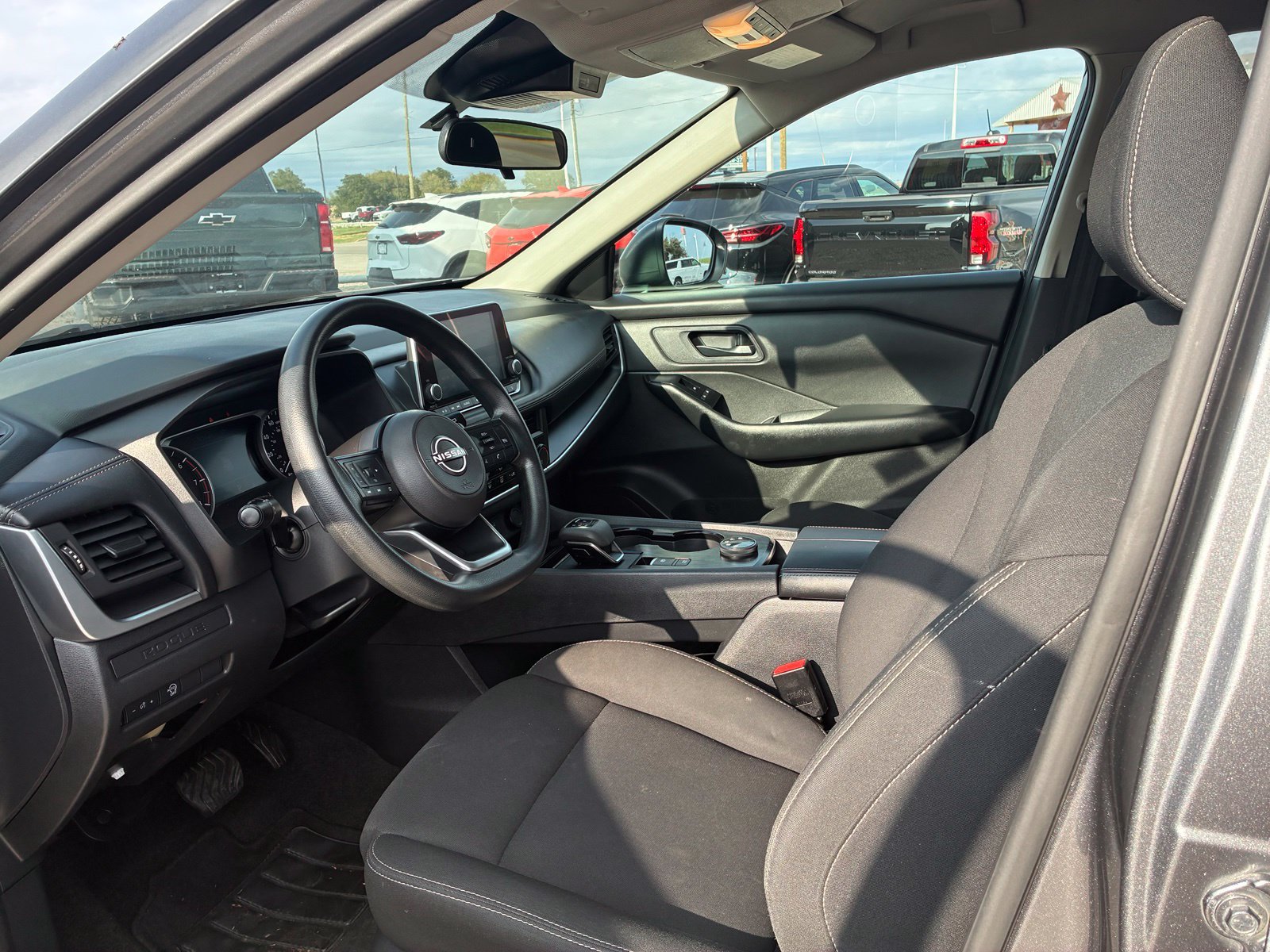 Used 2024 Nissan Rogue S AWD/4WD image 2