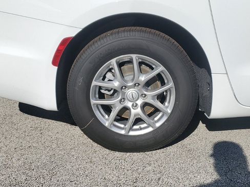 Used 2025 Chrysler Pacifica Select FWD image 5