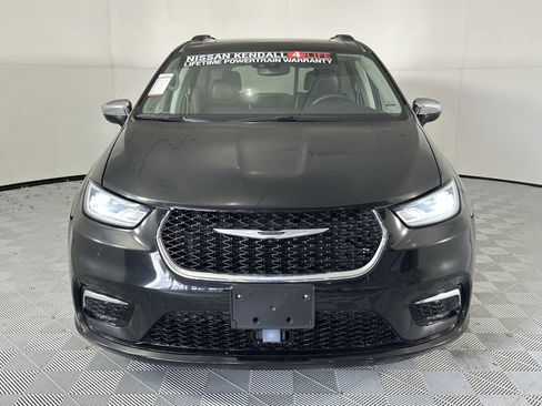 Used 2023 Chrysler Pacifica Limited FWD image 3