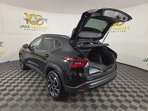 Used 2025 Chevrolet Trax RS w/ Sunroof Package FWD image 32