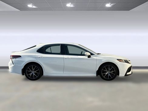 Used 2021 Toyota Camry SE w/ Cold Weather Package image 7